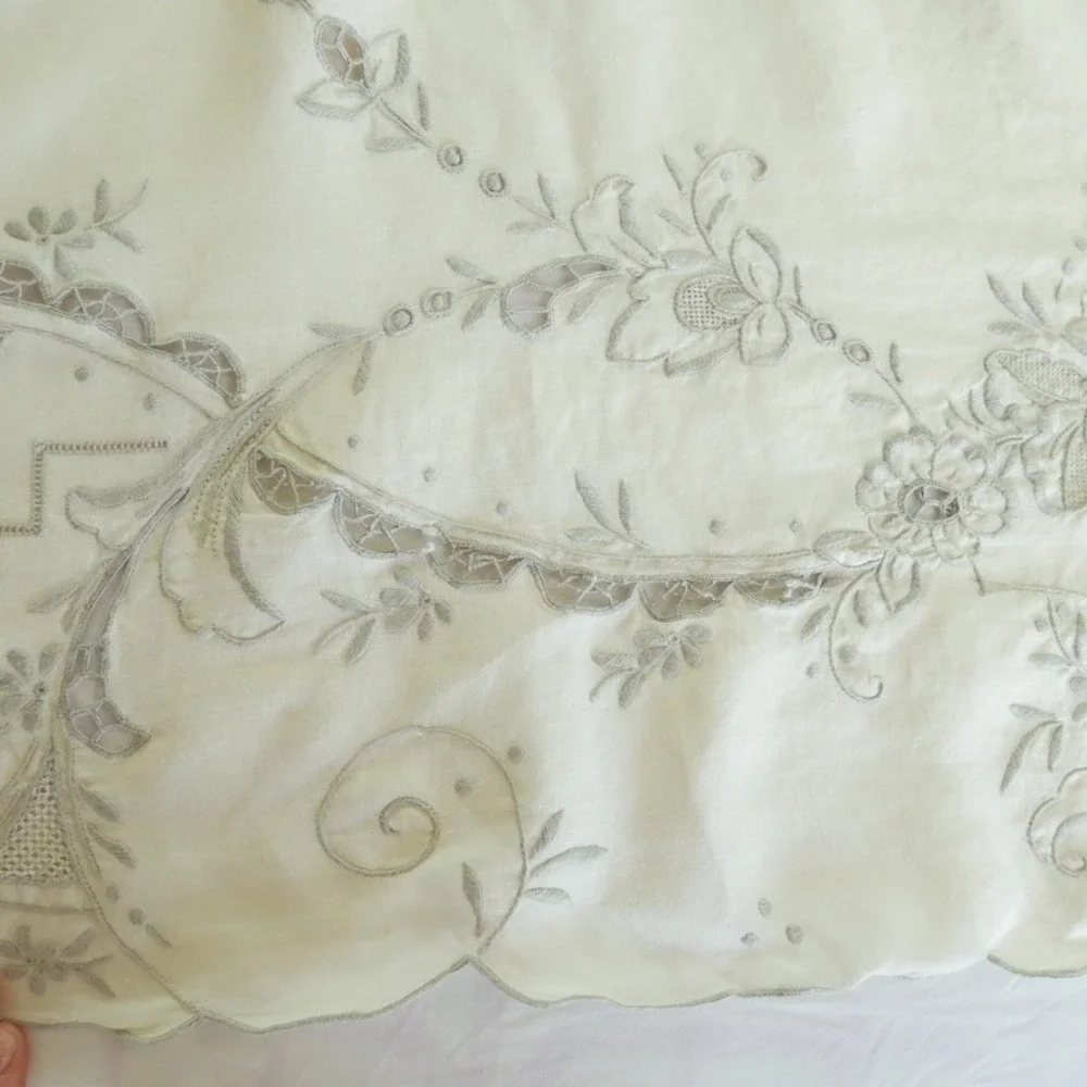 Vintage Madiera Embroidered Tablecloth Large Cutwork Lace Cream Floral 98 x 62